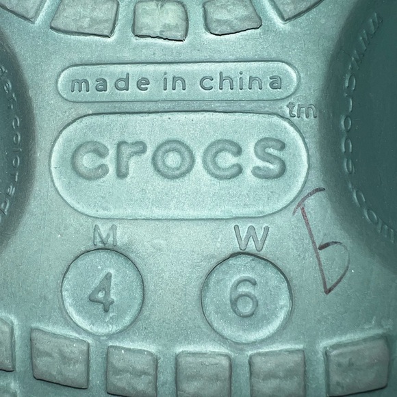 Green Crocs | Size 6 - Picture 8 of 9
